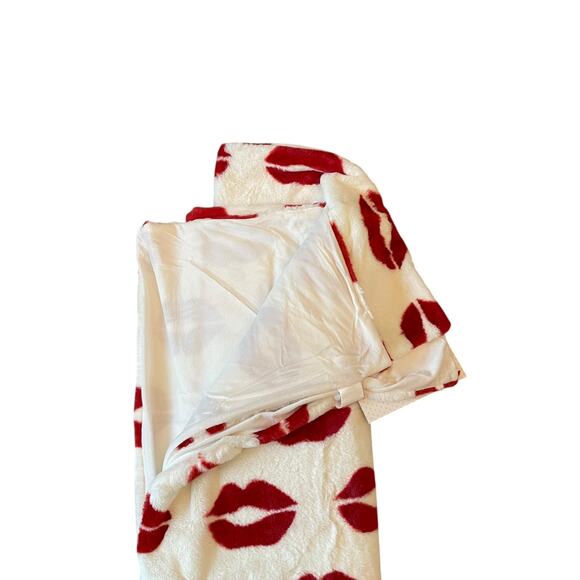 NEW Cupcakes & Cashmere LIPS Faux Fur Throw Blanket 50x70 Red & White Valentine - Picture 10 of 16